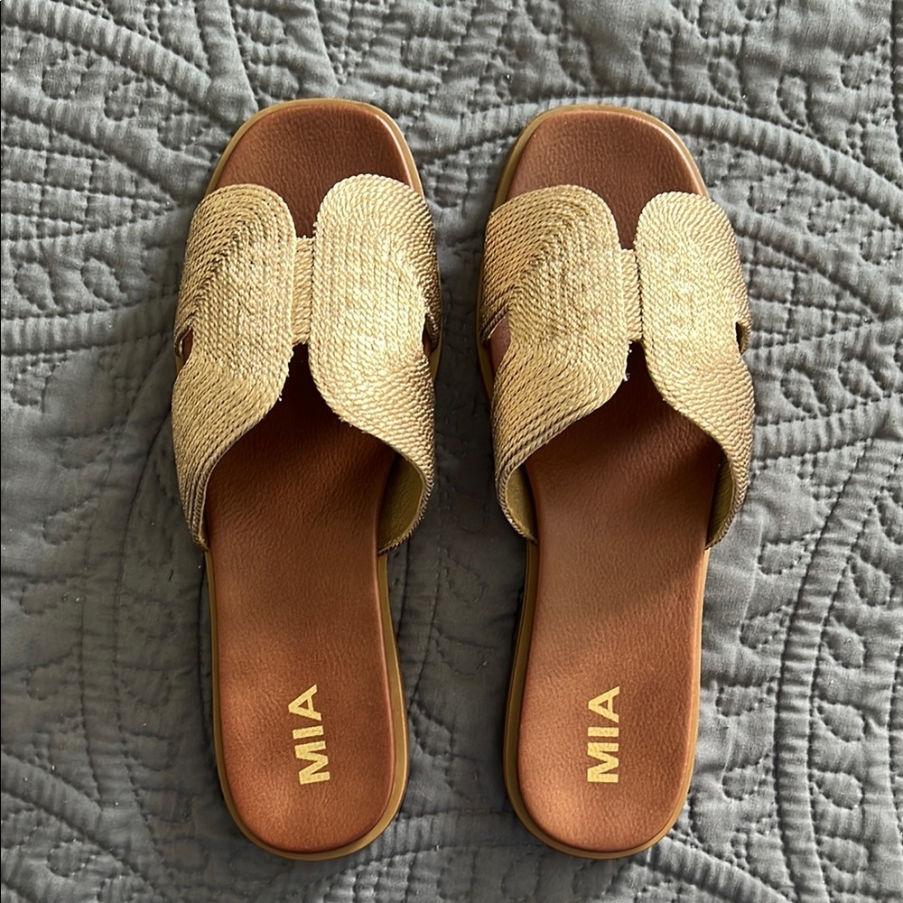 New in Box MIA Woven Sandals Size 9